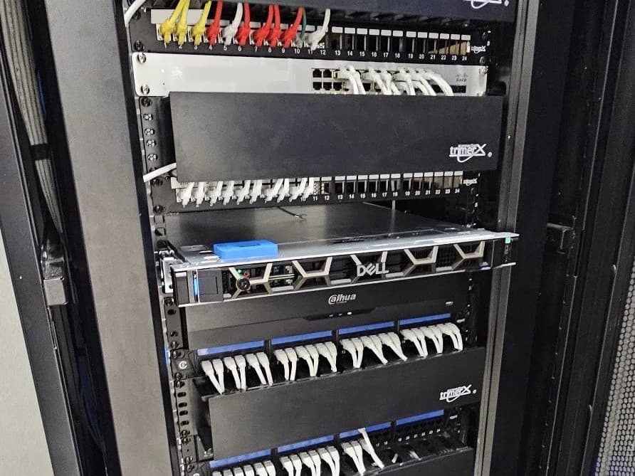 Rack de una tienda terminado y rotulado