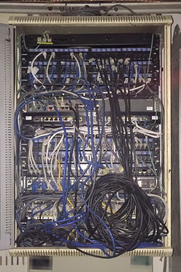 Rack antes del ordenamiento, con cordones enredados