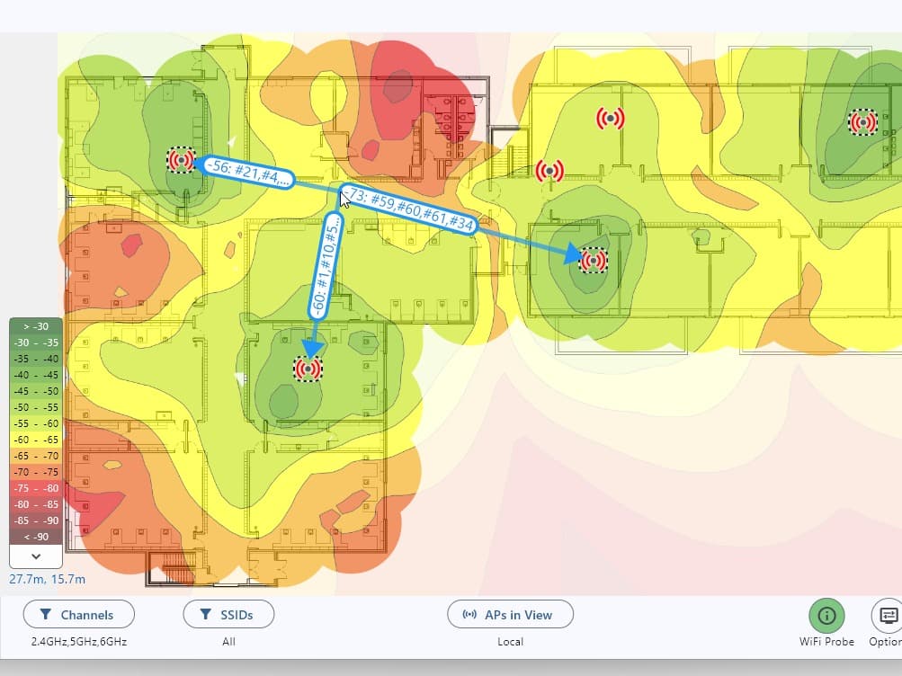 Mapa de calor de un site survey WiFi sobre el plano de un piso, con los puntos de acceso y la escala de señal