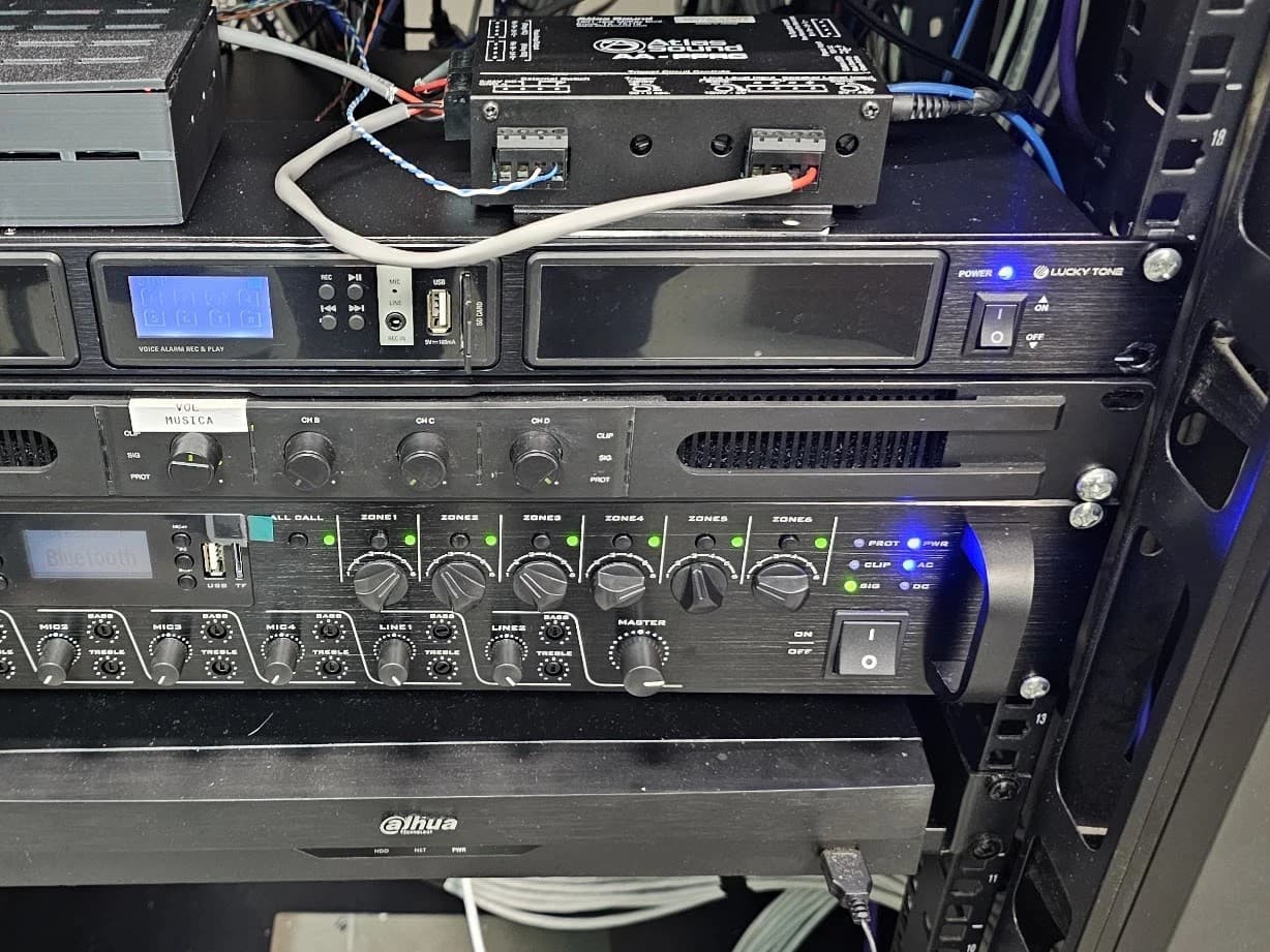 Amplificador mezclador de seis zonas en rack, con un control de volumen por zona