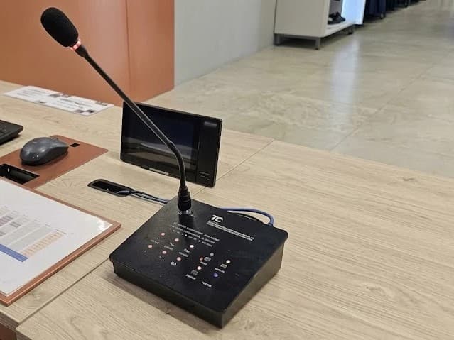 Micrófono de avisos con selección de zonas en recepción