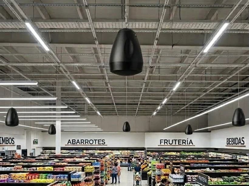 Parlantes colgantes en el cielo de un supermercado