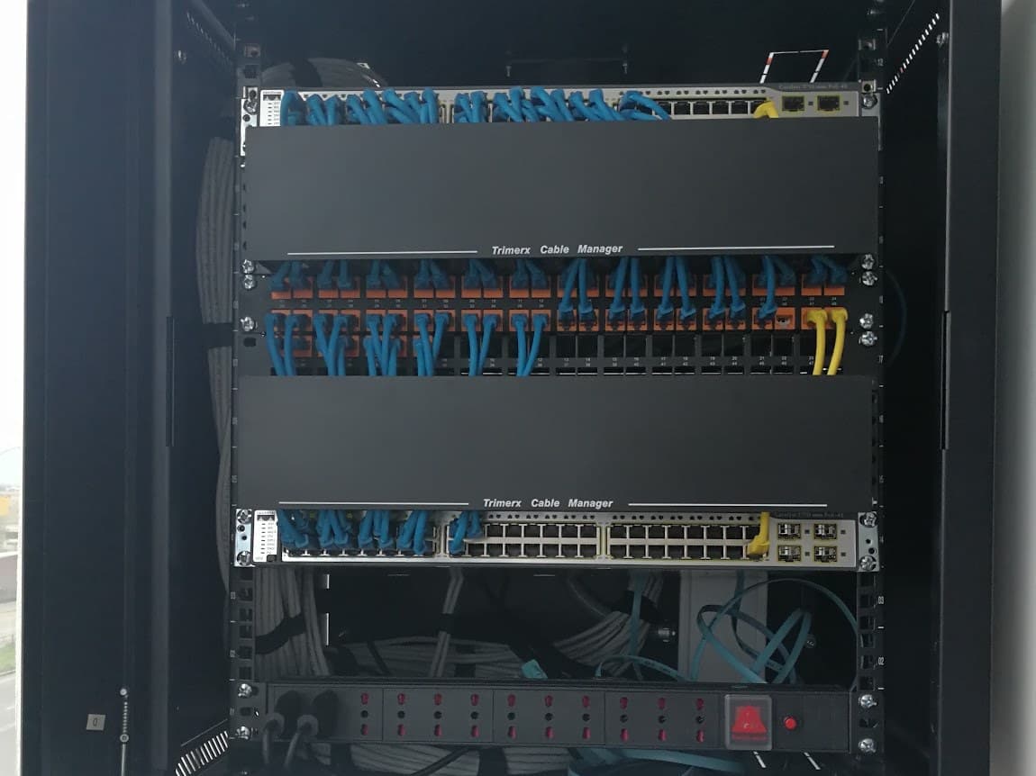 Rack de distribución ordenado con switches y patch panel rotulado