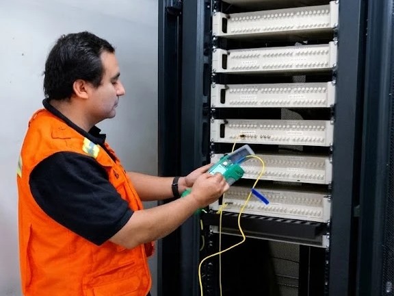 Técnico de Aiscnet midiendo la pérdida de un enlace de fibra en el ODF