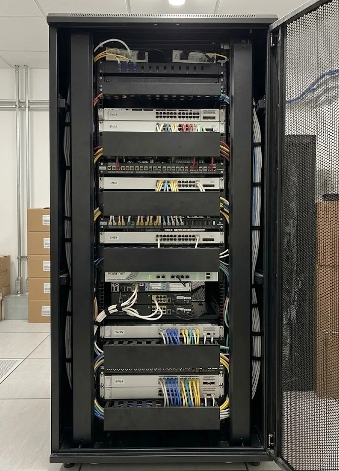 Rack ordenado y rotulado de una red operada como servicio
