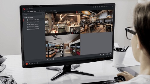 Puesto de monitoreo con el software de video mostrando cuatro cámaras de un local